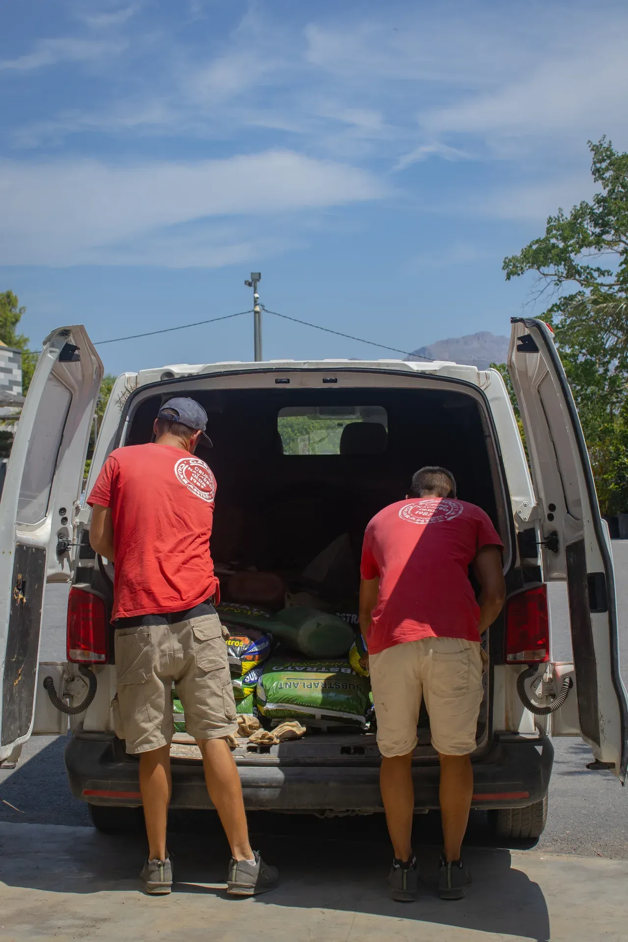 Equipo descargando materiales de un camión en Garden Center Navarro