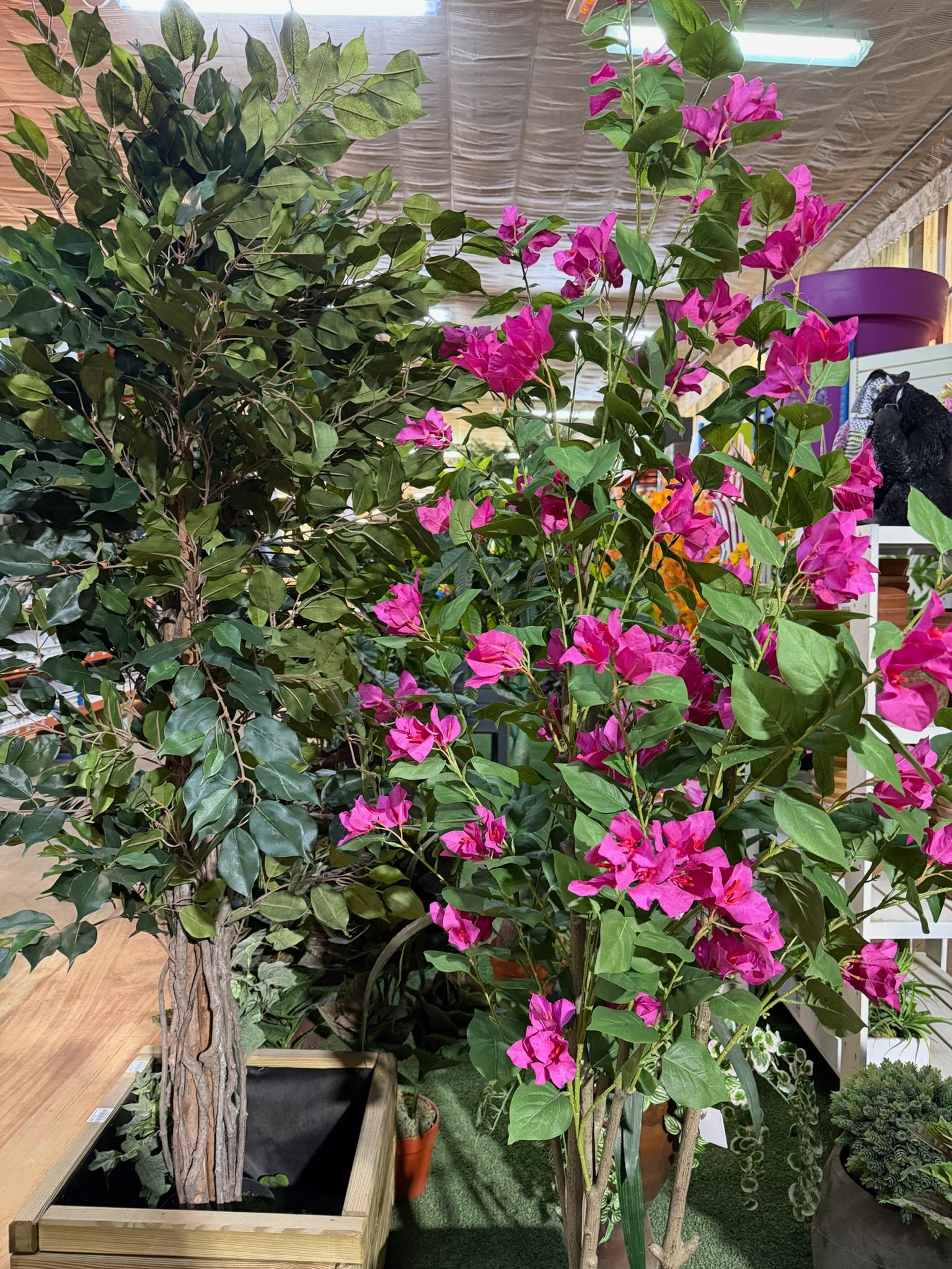 Variedad de plantas artificiales en Garden Center Navarro